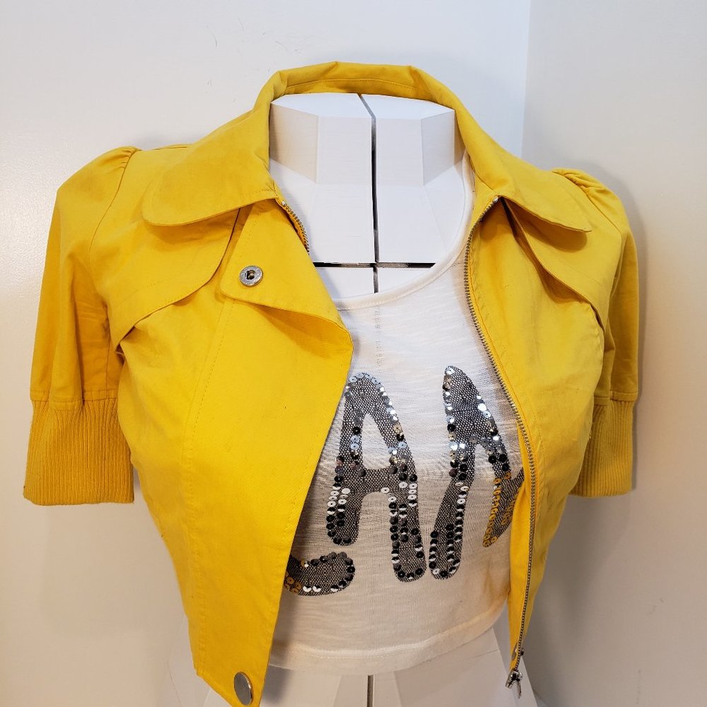 Cropped yellow jacket short-sleeve coat